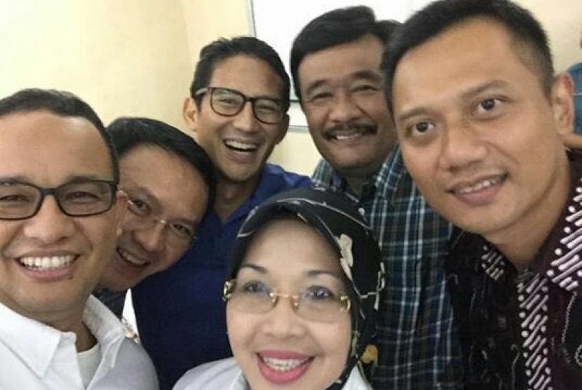 Tatkala Tiga Pasangan Cagub dan Cawagub DKI Berselfie Ria 